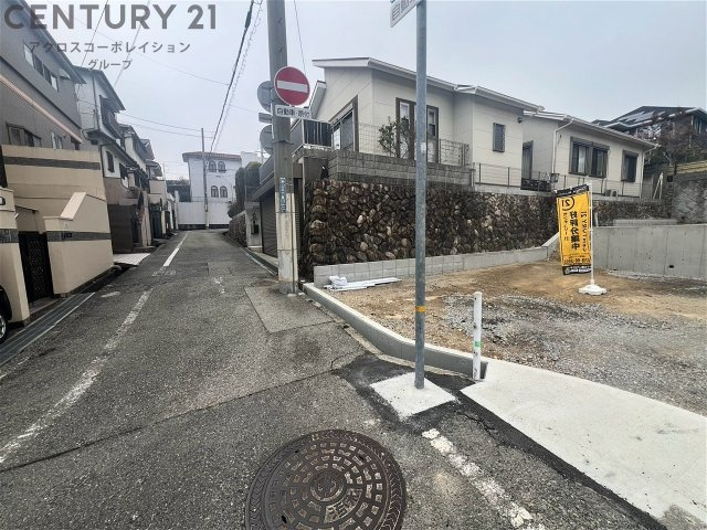 小学校まで徒歩1分と通学大変便利、子育て環境良好でご家族安心の立地です。