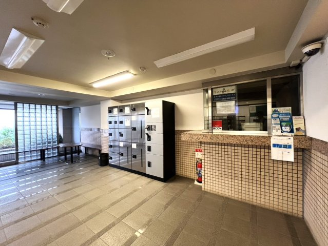ベンチを備えた共用スペースがあり、ちょっとした休憩やご近所との交流の場として利用できます。