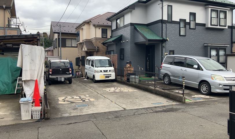道幅が広い場所は日当たりや風通が良好です。幅が広いのですれ違いも可能ですし大きな車でも駐車可能！一方で、大型車が通ることも多くなるため交通量の増加により騒音に繋がります。また土地の値段が高くなります。