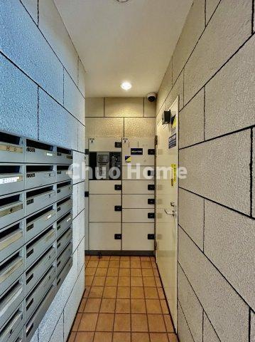 【宅配ボックス】在宅時・不在時に関わらず、居住者の代わりに非対面で宅配物を受け取ってくれる便利な設備です。わかりやすくご説明致しますので見学時にはお部屋だけではなく共用部分もぜひチェックしてください。