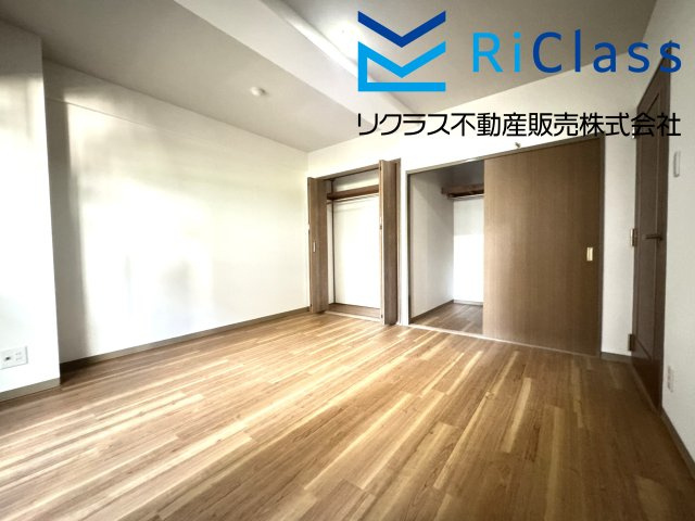 広くて明るい寝室