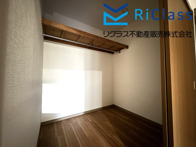 寝室には2帖のウォークインクローゼットがございます