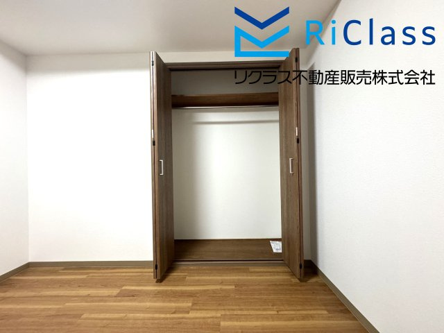 こちらのお部屋にもクローゼットがございます