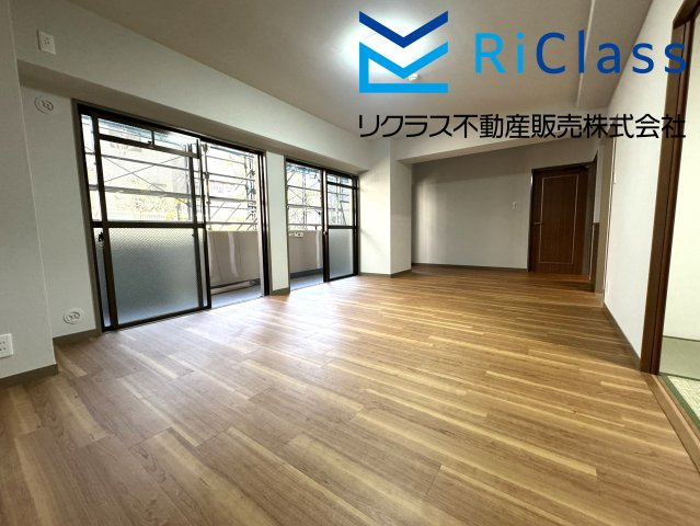ゆったり過ごせる15.5帖のリビングです