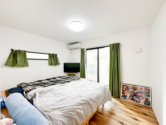 2面採光でお部屋の隅々まで明るい印象の居室。おひさまの光を、爽やかな風をたっぷりと取り込めます。居室内はいつも明るい印象ですので、気持ちの良い朝を迎えられそう。毎日の生活も自然と明るくなりますね。