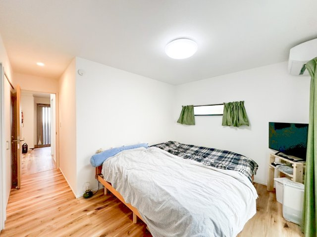 光が取り込みやすい2面採光の居室。日当たり良好です。しっかりとした大きさのクローゼットを完備し、収納スペースも十分。初めてのお子様にとっての「自分の部屋」。学習デスクやベッドの配置もラクラクです。