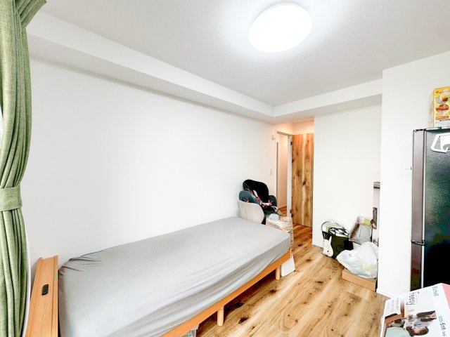 家族の成長に寄り添う、ゆとりある居室空間。子ども部屋としてはもちろん、学びや遊びの場としても活躍し、年齢に応じて柔軟に使える設計が魅力です。窓から差し込む自然光が、毎日の暮らしに優しい彩りを添えます。