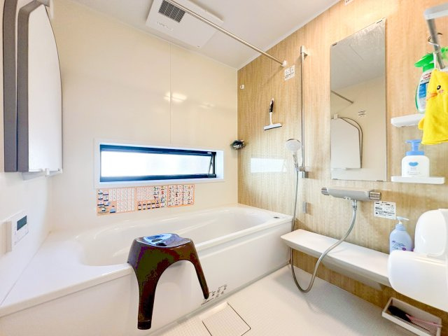 ゆったりと寛げる広々1坪バス。殆どの方は足を伸ばして入浴することが可能で一日の疲れを癒す貴重なバスタイムです。お子様とご一緒でも十分な広さなので、リビングとは違った家族団欒のひと時をお楽しみ下さい。