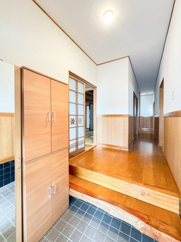木目調が美しい上がり框のある玄関がご家族や来客をお出迎え。シューズボックスは鏡付き。（左側部分）