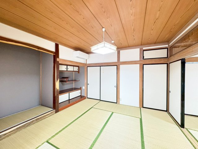 1階8帖和室は大きいベットが余裕をもって入る広さで主寝室としても便利。