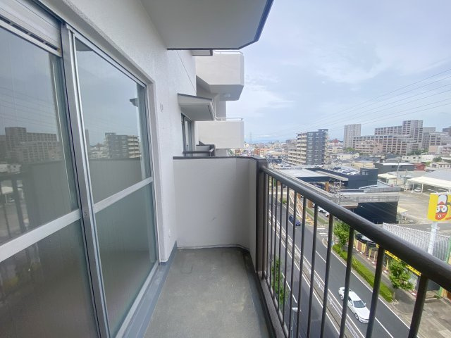 角部屋につき玄関側北側にもバルコニーがあるのも素敵です♪奥行きもあるので、バルコニーで気分転嫁できそうです♪
