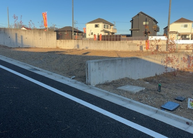 土地の形が極端に長細かったり、狭小地、あるいは道路との高低差がある傾斜地だった場合、後々売ろうとしても買い手がつかない場合もあります。後々、売却することになった時に価値の下がらない土地を選びましょう。