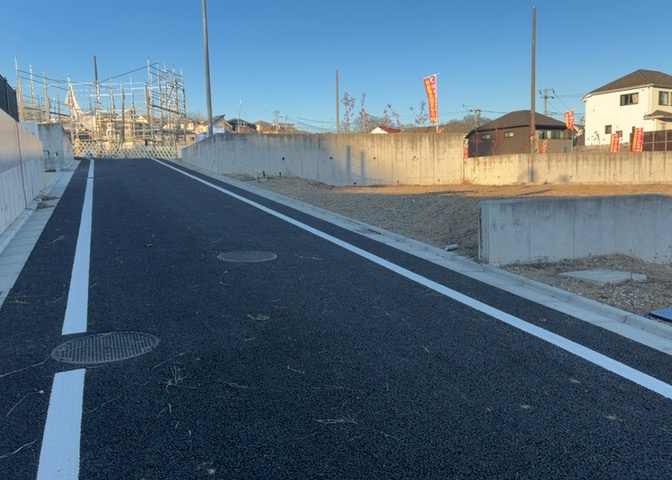 土地の面積＝住宅面積ではありません。建ぺい率の問題などで、土地のある場所によって住宅を建てられる面積は限られています。高さもしかり、「土地」という言葉の中には、建築条件も含まれると考えておきましょう。