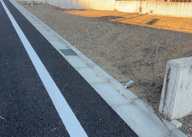 家を建てる場合、方位は要チェックです。現実的に日当たりのよい家ならばリビングは南側、建築基準法でも北側に当たる家への配慮は求められています。土地を見学に行く際は、方位磁針を持って行くようにしましょう。