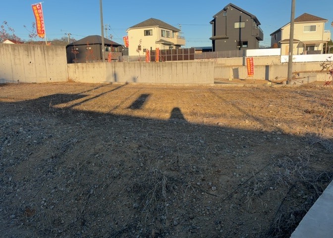 土地を買う際、住む地域の自治体や福祉の補助制度にも注目してみましょう。子供や老人の医療補助やゴミ出しのルールなど、自治体によってルールに大きな違いがあるため、暮らしやすい土地で判断するとよいでしょう。
