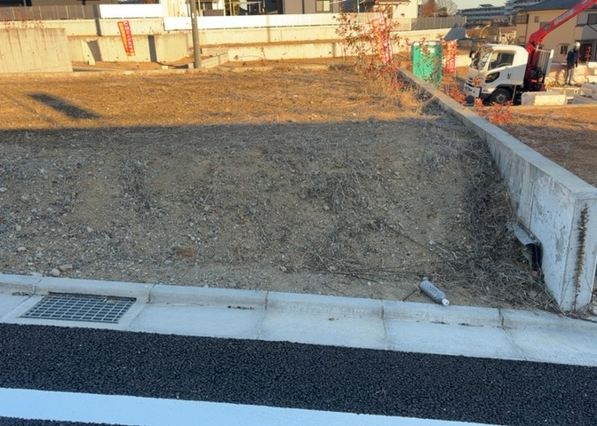 土地の前の道路に消火栓が設置されていることがあります。この場合、道路交通法第45条第1項により、駐車禁止の場所が指定されています。そのため、車庫などの駐車スペースをつくることができない場合があります。
