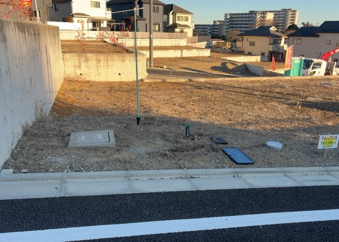 現地に行くなら、物件の周囲の地形がどうなっているかを見ることも大切です。周辺より低くなっている土地では、大雨などで水が集まりやすいため、地盤が弱くなっているということも考えられるため、注意が必要です。