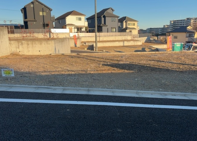 土地購入を検討されている場合、境界杭がない状態で購入してしまうと境界確定測量をする必要があり、費用がかかります。購入の前に、売主、隣土地所有者立ち合いのもと境界を確定し境界杭を設置するのがベストです。