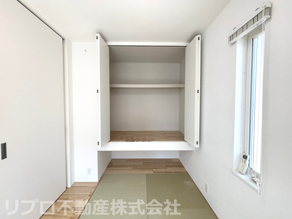 上下に分かれた2段式収納で整理整頓もラクラク。衣類や雑貨を見やすく収納できる便利なアイテムです！