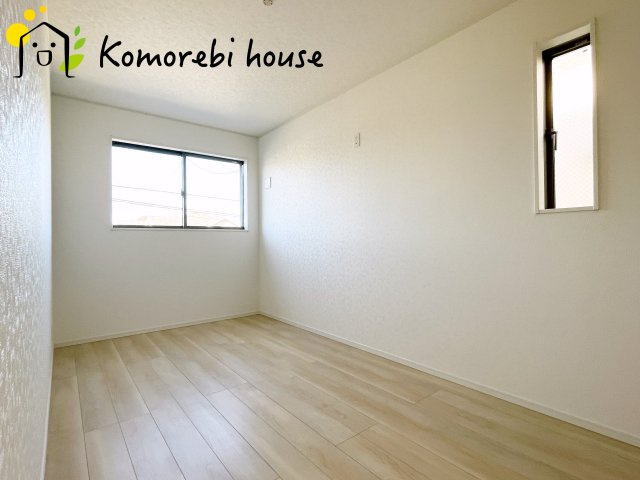 落ち着いた色調の寝室です