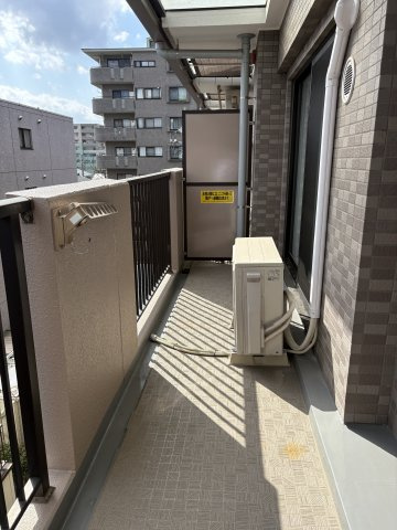 地よい風と陽光を感じられる、広々としたバルコニーです　。洗濯物を干すのに便利な金物も備え付けられており、毎日の家事をサポート　。