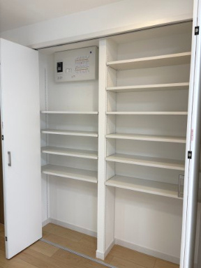 可動棚を採用しているため、掃除機などの大きな家電から日用品のストックまで、荷物のサイズに合わせて効率よく収納できます　。スッキリと片付き、住空間をより広く有効に活用できる便利な収納です　。