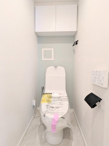 ～吊戸棚付きのトイレ写真～