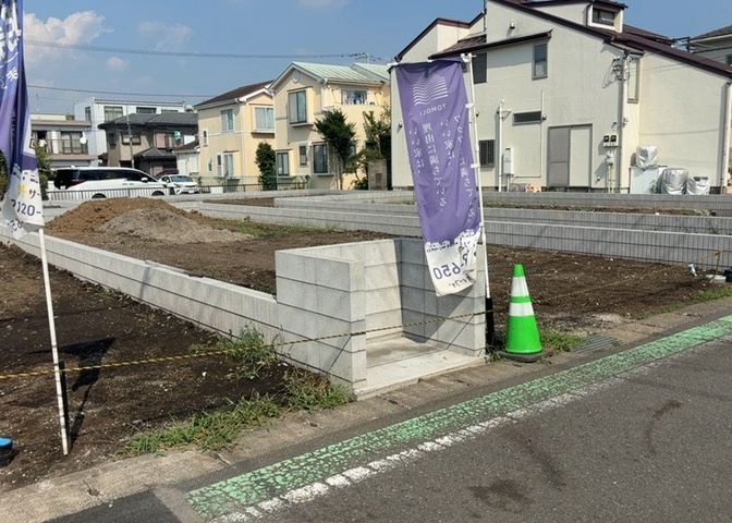 現地に行くなら、物件の周囲の地形がどうなっているかを見ることも大切です。周辺より低くなっている土地では、大雨などで水が集まりやすいため、地盤が弱くなっているということも考えられるため、注意が必要です。