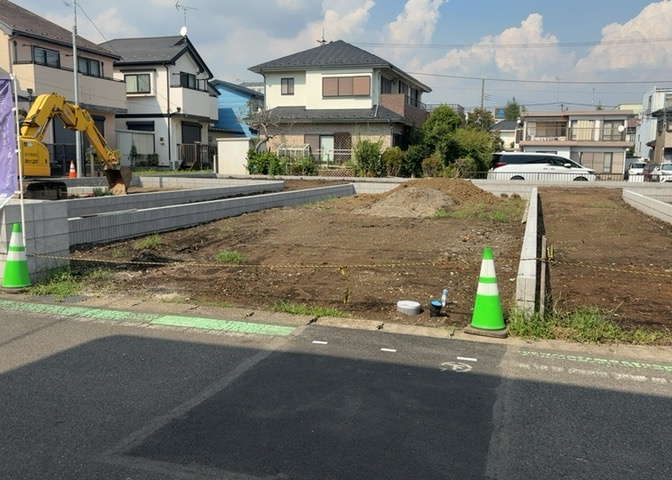 土地購入を検討されている場合、境界杭がない状態で購入してしまうと境界確定測量をする必要があり、費用がかかります。購入の前に、売主、隣土地所有者立ち合いのもと境界を確定し境界杭を設置するのがベストです。