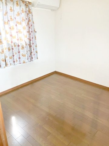 シンプルで使い勝手の良い洋室です！