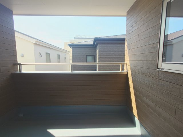 雨や強い日差しを避けつつ洗濯物を干せる便利なインナーバルコニー付きです。折りたたみチェアやアウトドアテーブルを置いて“おうちキャンプ”も可能です(^^♪