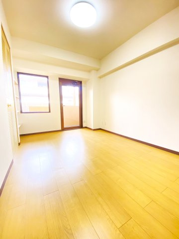 北側洋室♪大きな窓があって開放的です♪