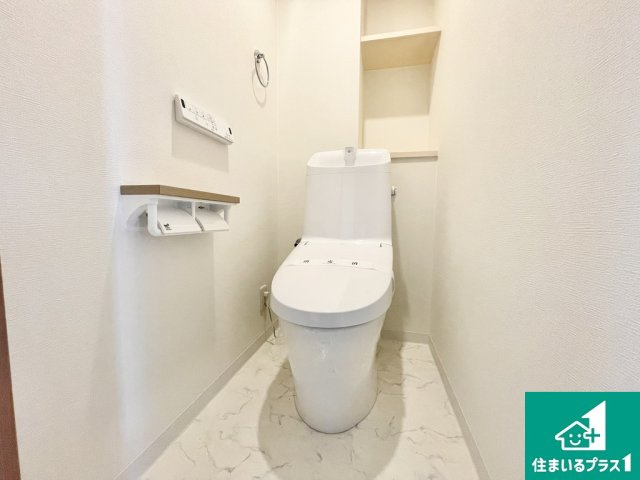 トイレは明るく清潔な雰囲気にしました！温水洗浄便座つきです♪【現地写真】