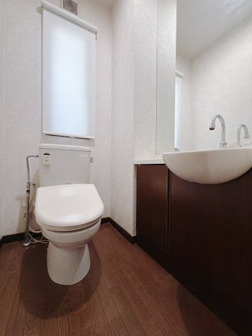 ■トイレ｜自然光が入る落ち着いた空間で1階と2階にトイレがございます♪ついつい長居してしまいますね♪