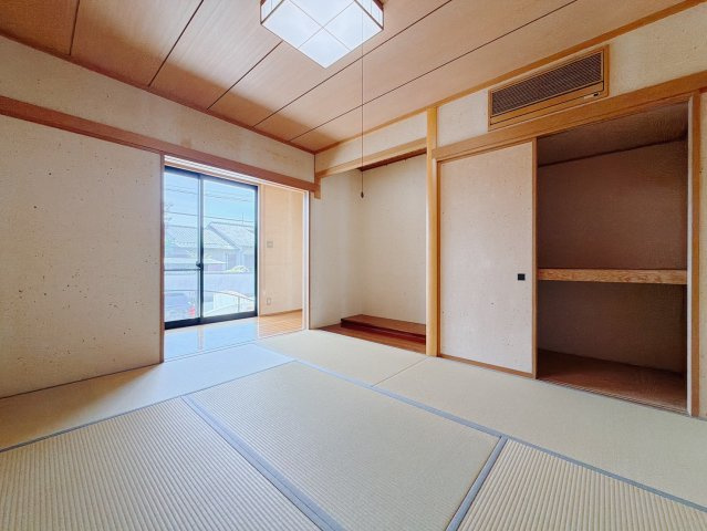 ■和室｜フローリングでは感じることのできない圧倒的な寛ぎやすさを実感してください。独立しているので周りを気にせず寝そべることもできますね♪