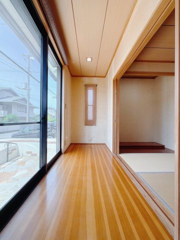 ■縁側｜風通しがよく自然の風を取り込みやすい、外と中の”ちょうどいい中間空間”で季節を感じながらゆったり過ごせる癒しのリラックススペースです♪