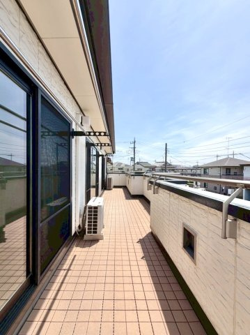 ■バルコニー｜あたたかな陽のひかりを浴びることのできるバルコニー。お洗濯物やお布団を干せば、家族みんなが気持ちよく暮らすことができます(*^^*)