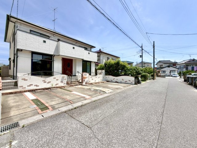 ■外観｜窓の配置や、爽やかな白ベースの外観が清潔感をもたらします。まっさらなキャンバスのような家にこだわりを彩って…始めよう、あなただけの豊かな暮らし(　＾＾　)