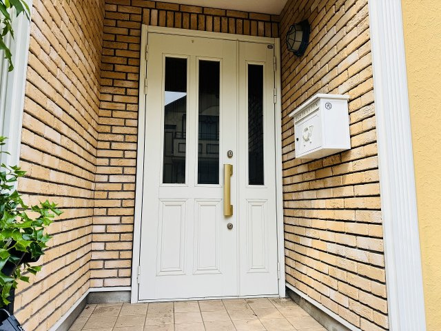 ～玄関は安心のWロックキー　親子扉で家具の運搬もしやすいです～