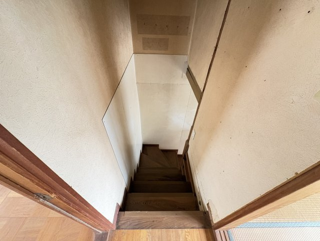2階へとつながる階段は、木の温かみを感じられる落ち着いた雰囲気。シンプルで使いやすい設計となっており、各居室への移動もスムーズ。生活動線をつなぐ大切なスペースとして、日常生活を快適にサポート。