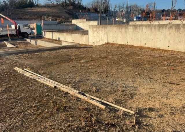 土地を買う際、住む地域の自治体や福祉の補助制度にも注目してみましょう。子供や老人の医療補助やゴミ出しのルールなど、自治体によってルールに大きな違いがあるため、暮らしやすい土地で判断するとよいでしょう。