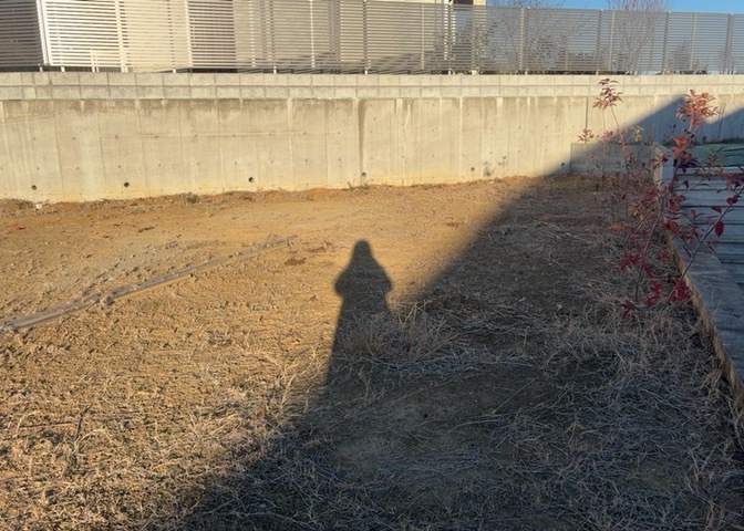 土地の前の道路に消火栓が設置されていることがあります。この場合、道路交通法第45条第1項により、駐車禁止の場所が指定されています。そのため、車庫などの駐車スペースをつくることができない場合があります。