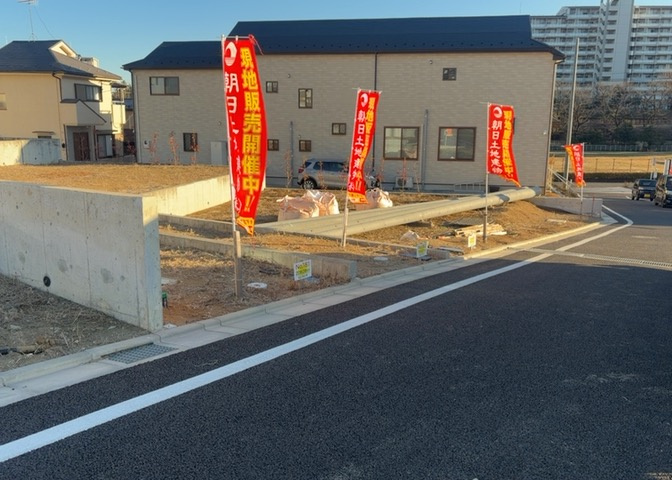 現地に行くなら、物件の周囲の地形がどうなっているかを見ることも大切です。周辺より低くなっている土地では、大雨などで水が集まりやすいため、地盤が弱くなっているということも考えられるため、注意が必要です。