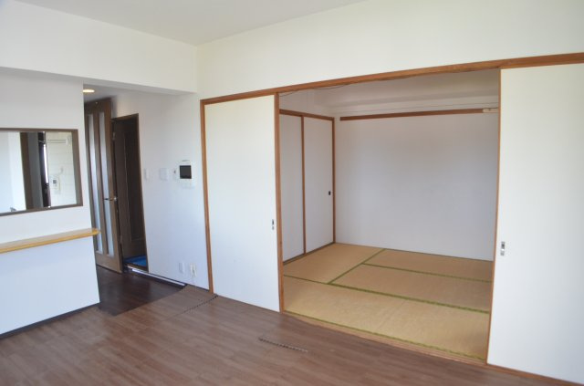 LDK12帖+6帖の続間！和室がリビング空間に温かみを加えてくれます。