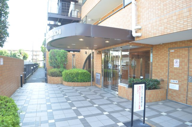 正面エントランスは明るく開放的な空間です。