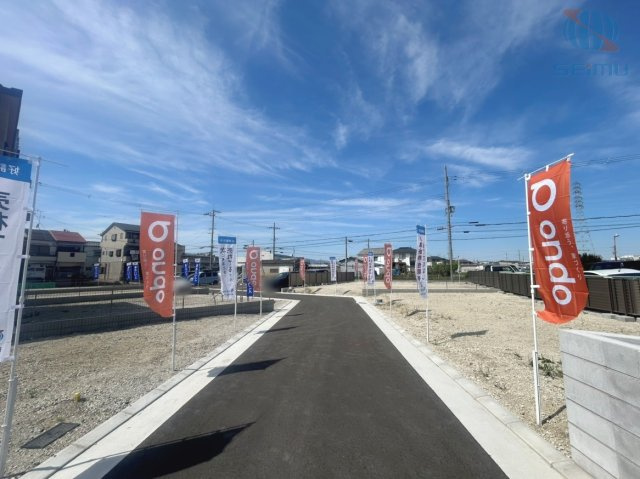 【前面道路含む現地写真】　全面道路幅員4.7mにつき、車の出し入れもスムーズ◎