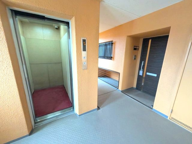 エレベーターから近くのお部屋です。