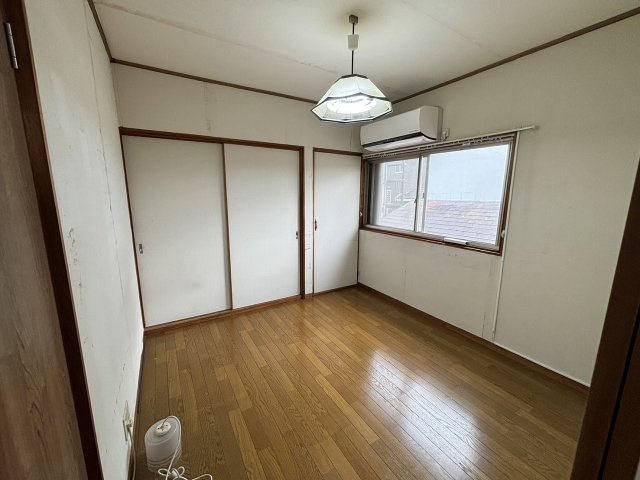 2階4.5帖の洋室です。