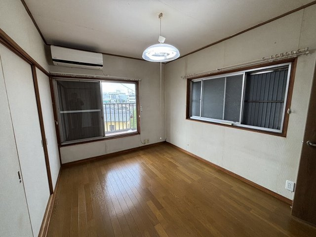 2階6帖の洋室です。