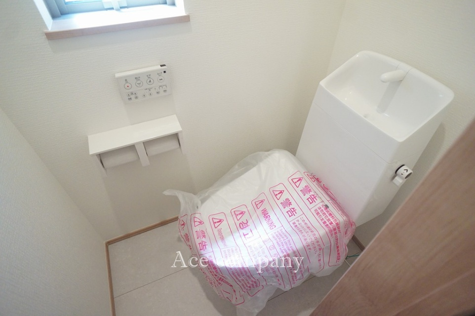 トイレは1階と2階の各階に完備♪ともに同仕様のシャワートイレです☆